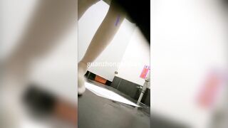 Quay lén em teen sinh viên mình dây cực xinh đi đái trong nhà vệ sinh công cộng
