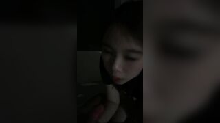 "Người yêu mày dễ gần nhỉ, còn chủ động vạch chim tao ra mút"