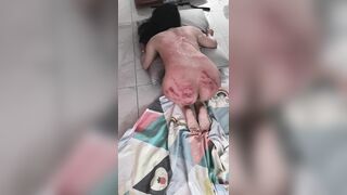 1 cô gái trong khu tự trị bị đánh do không đụ theo ý tuổi nó.