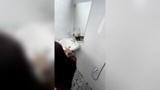 Gạ em dâu vào nhà tắm cho bú cu địt lút cán xuất đầy lồn