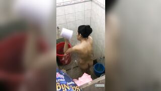Quay lén em dâu có cặp vú siêu khủng đi tắm,nhìn nó treo lủng lẳng mà mê