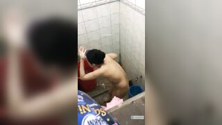 Quay lén em dâu có cặp vú siêu khủng đi tắm,nhìn nó treo lủng lẳng mà mê