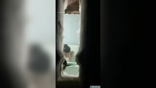 Quay lén em teen hàng xóm vú cực ngon đi tắm thông qua cái lỗ nhỏ trên tường