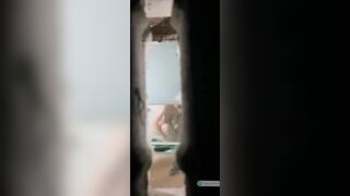 Quay lén em teen hàng xóm vú cực ngon đi tắm thông qua cái lỗ nhỏ trên tường