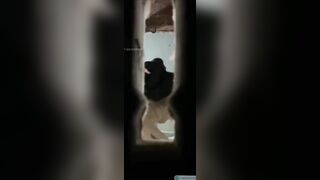 Quay lén em teen hàng xóm vú cực ngon đi tắm thông qua cái lỗ nhỏ trên tường