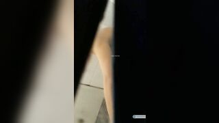 Quay lén em hàng xóm dáng ngon đi tắm qua khe nhỏ trên lỗ thoáng khí trg phòng tắm