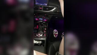 đưa em sinh viên năm nhất đi ăn rồi gạ em cho sờ vú trên ô tô