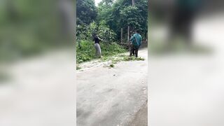Mới sáng sớm mà các Bà đã đánh nhau vỡ đầu rồi