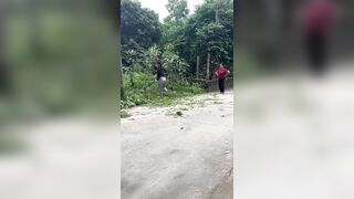Mới sáng sớm mà các Bà đã đánh nhau vỡ đầu rồi