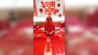 Chịch bắn ngập lồn em dâu trắng múp trong ngày cưới trước khi bị thằng em địt