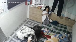 Hack cam phòng ngủ để xem 2 em học sinh mới lớn thay đồ