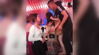 Thay nhau bóp vếu em gái dễ dãi trong đám cưới