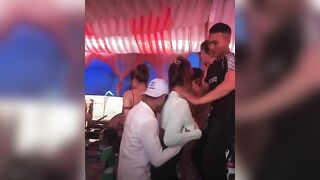 Thay nhau bóp vếu em gái dễ dãi trong đám cưới