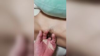 Đi học về ngủ say bị anh họ lén móc lồn.
