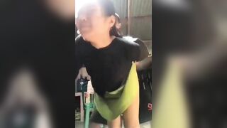 Cháu trai 17 tuổi may mắn được dì họ cho đụ khi nứng cặc thèm đụ.