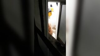bé hàng xóm sinh viên năm nhất đi tắm mà không đóng cửa