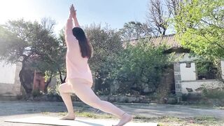 Tập yoga không mặc quần là để cho em bé hít thở không khí trong lành