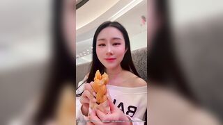 Public gái xinh bú cặc ngay trong quán ăn đông người