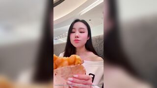 Public gái xinh bú cặc ngay trong quán ăn đông người