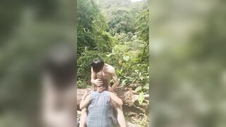 Cháu trai với dì họ ra sau vườn vắng vui vẻ đụ nhau.