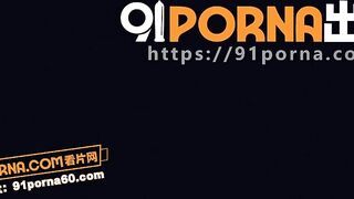 Kitty2002102, một người phụ nữ ngực lớn, tóc ngắn, mặc quần tất đen và trang phục côn