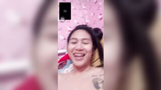 Móc lồn thủ dâm cho người lạ xem mặt em nó cũng dâm đãng