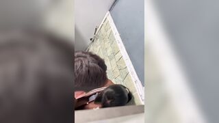 Cặp đôi nào đó chịch trong WC bị thằng bạn theo quay lénn