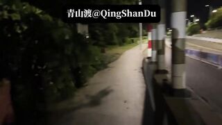 Khi đi đường đêm, gặp rừng cây nhỏ thì không妨 đa nhìn thêm chút, có thể có bất ngờ😌