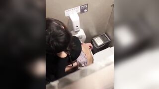 Video quay lén em sinh viên cùng bạn trai trong nhà vệ sinh trung tâm thương mại