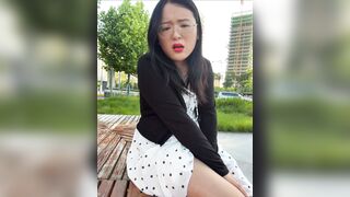 Gái dâm khoe lồn ngoài đường thủ dâm bị người lạ thấy
