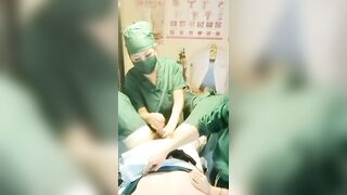 Tổng hợp cảnh Y tá hỗ trợ bệnh nhân nam khám phụ khoa