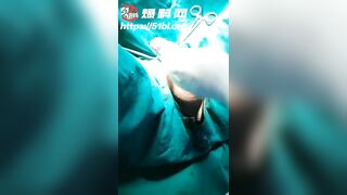Tổng hợp cảnh Y tá hỗ trợ bệnh nhân nam khám phụ khoa