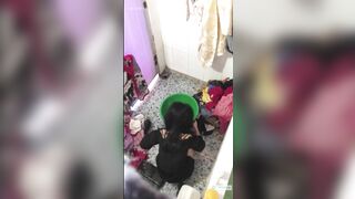 Quay lén em gái mới lớn tắm hấp dẫn vl