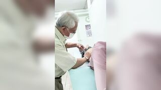 Ông bác sĩ già cố tình tiêm thuốc cho cô gái trẻ lâu, để nhìn mông cô ấy.