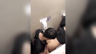 Dì cháu vào trung tâm thương mại tự nhiên dắt nhau vào toilet đụ.