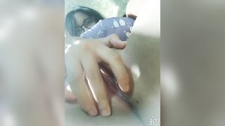 E học sinh mình cận 2kar9 show lồn đẹp ướt át