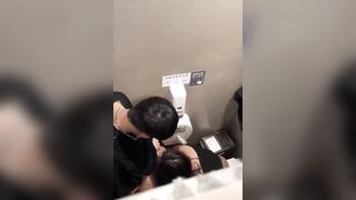 Lũ bạn thân địt nhau trong nhà vệ sinh bú cu địt nhau dâm đãng