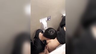 Lũ bạn thân địt nhau trong nhà vệ sinh bú cu địt nhau dâm đãng