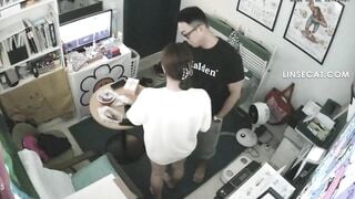 phòng bấm huyệt ế khách bác sĩ với y tá chịch nhau