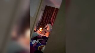 Phát hiện chị họ say mê nhiệt tình thủ dâm trong phòng.