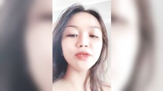 Gái dâm vú to ra của sổ khoe vú cho người lạ xem dâm đãng