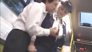 A khách say rượu, Bóp Vú Tiếp Viên, Được Tiếp Viên Sục Cu Móc lồn trên xe Bus