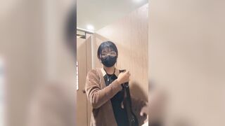 Dạo phố tranh thủ vào wc show vú cho các anh trên live xem cho đỡ vã