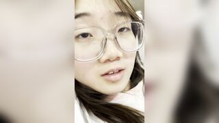 Móc lồn em họ kính cận mới lớn