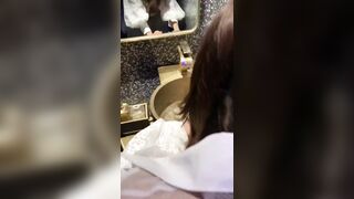 Dắt nhau vào wc chịch