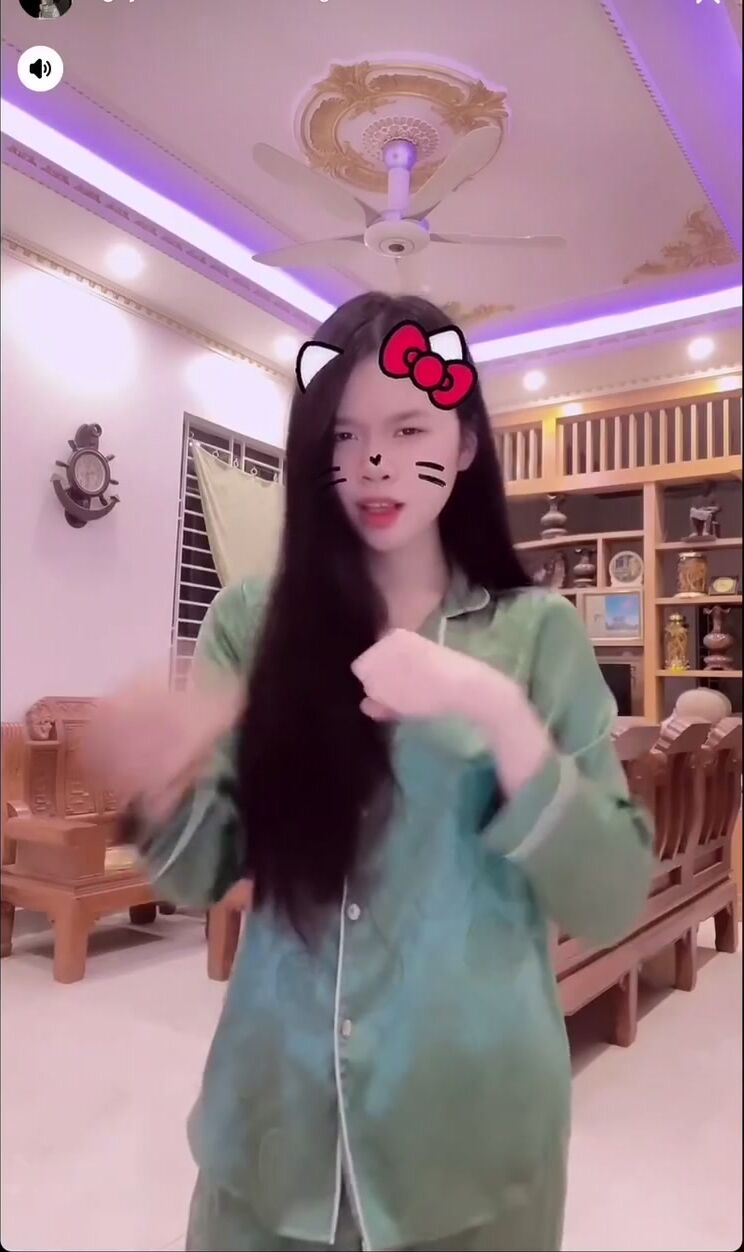 em gái 2k8 nhảy lộ hàng