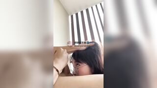 Em gái đeo kính bú cặc