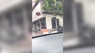 Em ngân hàng bú cu trong xe