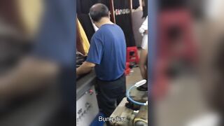 Em gái dâm thích phô hàng public vào tiệm may cởi hết quần áo ra cho ô chú già sửa đồ