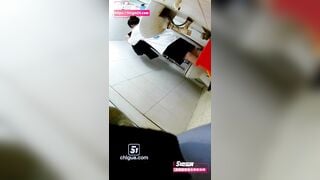 Camera kín quay lén em dâu cực xinh dáng ngon khỏa thân đi tắm rửa lồn